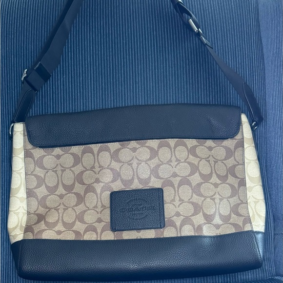 Coach messenger bag. - Picture 2 of 4